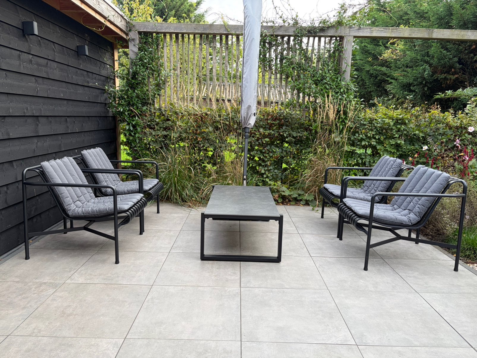 Hay palissade loungestoelen 4 stuks met kussens en tafel