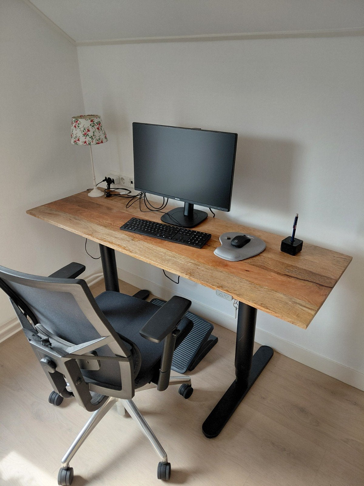 In hoogte verstelbaar bureau met mango houten blad, Ophalen, Gebruikt