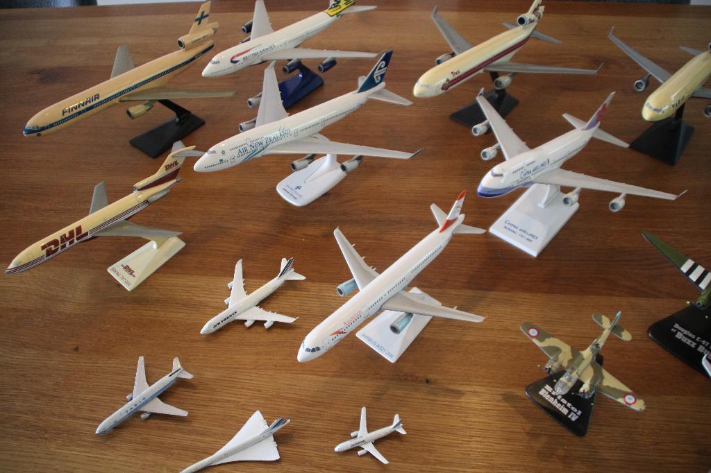 verzameling schaalmodel vliegtuigjes, Hobby en Vrije tijd, Modelbouw | Vliegtuigen en Helikopters, 1:72 tot 1:144, Gebruikt, Vliegtuig