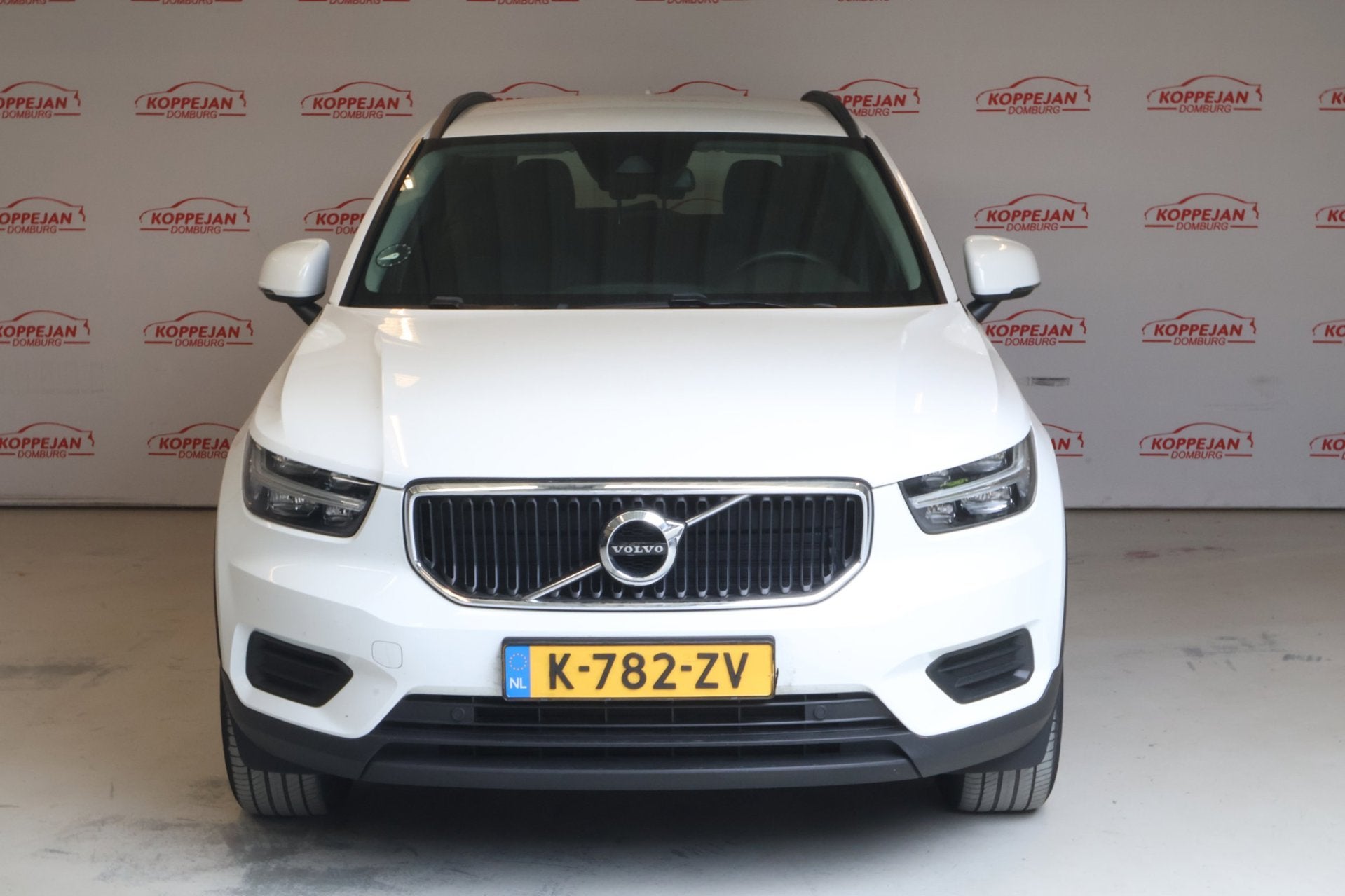 Volvo XC40 1.5 T2 Momentum Core NL auto, appconnect, PDC ach, Gebruikt, 129 pk, Wit, Origineel Nederlands