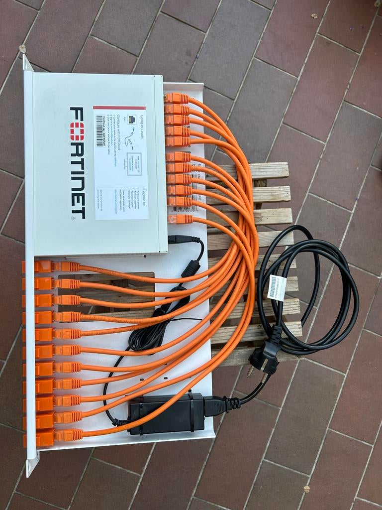 Fortinet FortiGate 60E Firewall + Rack Frame & Kabels +Reset, Computers en Software, Routers en Modems, Zo goed als nieuw, Router