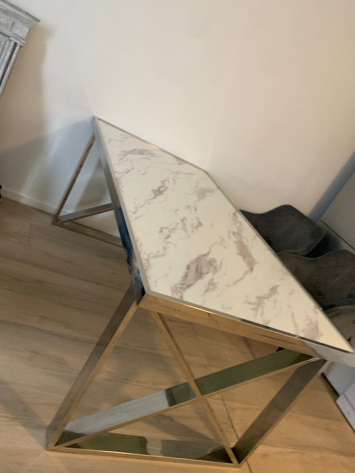 Moderne eettafel met marmerlook blad en metalen onderstel, Huis en Inrichting, Tafels | Eettafels, Ophalen, Zo goed als nieuw