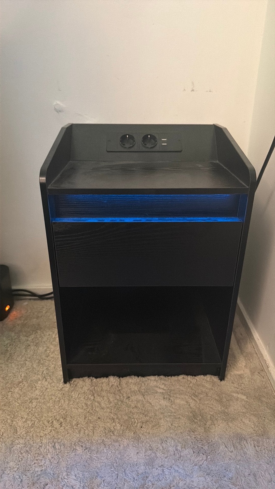 Nachtkast met led verlichting en stopcontact, Ophalen, Zo goed als nieuw, Minder dan 45 cm