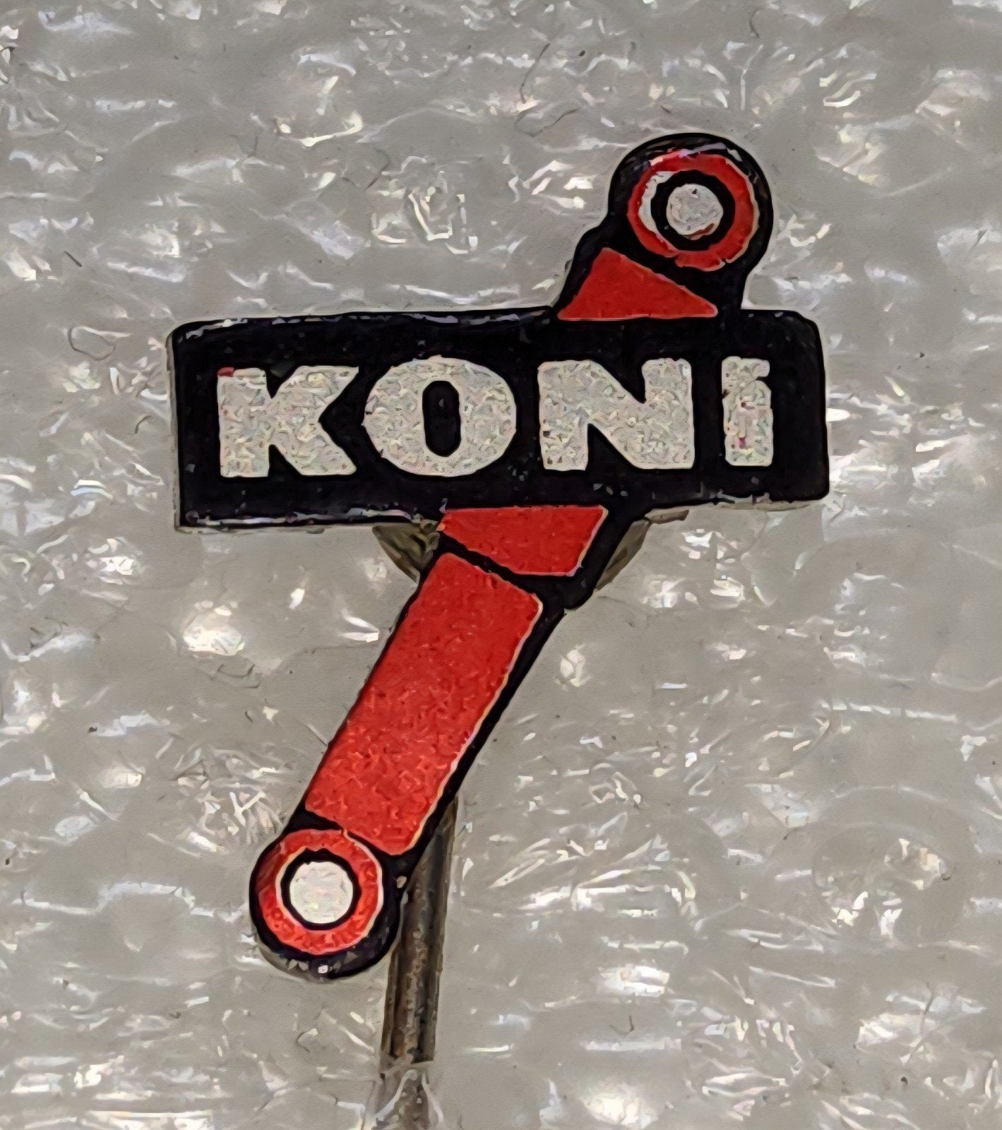 Vintage Koni Schokdemper Speldje, Verzamelen, Ophalen of Verzenden, Gebruikt, Overige onderwerpen, Speldje of Pin