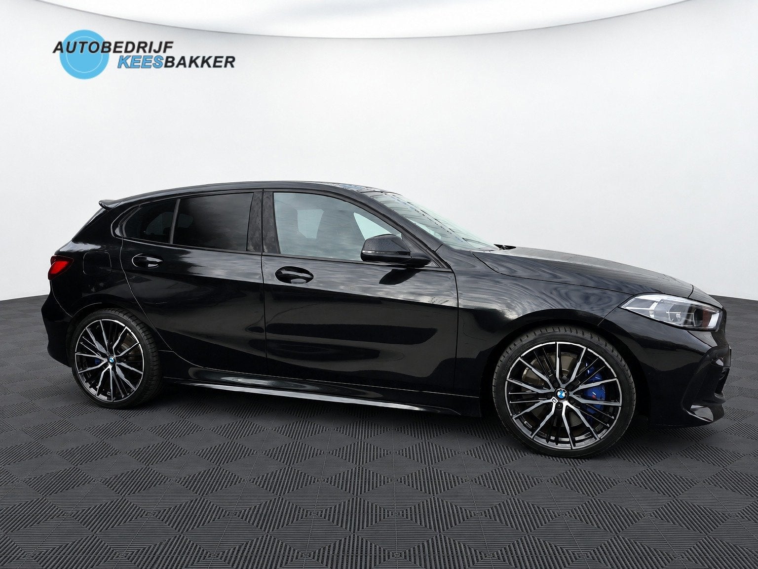BMW 1-serie 118i High Executive / M-Sport / Schaalstoelen /, Auto's, Dealer onderhouden, Gebruikt, Verwarmde buitenspiegels, Zwart