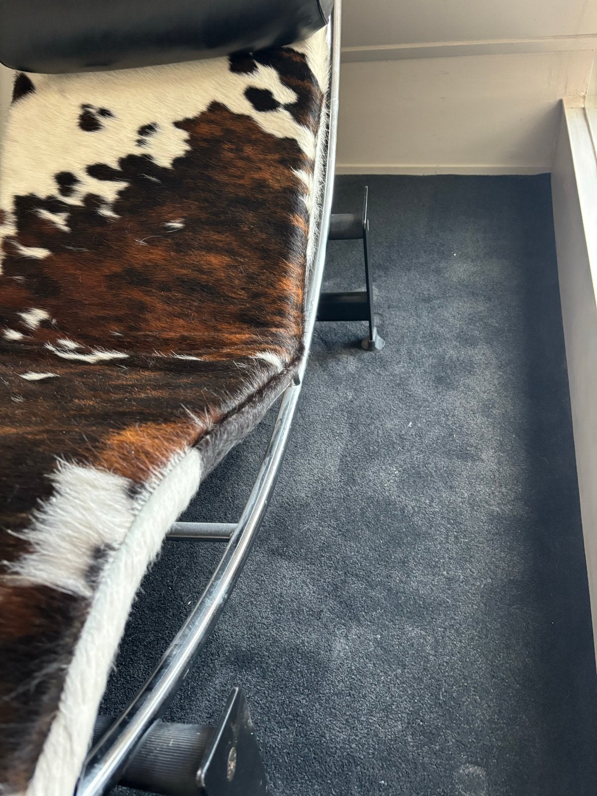 Stijlvolle le Corbusier replica met Koeienhuid Bekleding., Leer, Ophalen of Verzenden, Zo goed als nieuw, 150 cm of meer