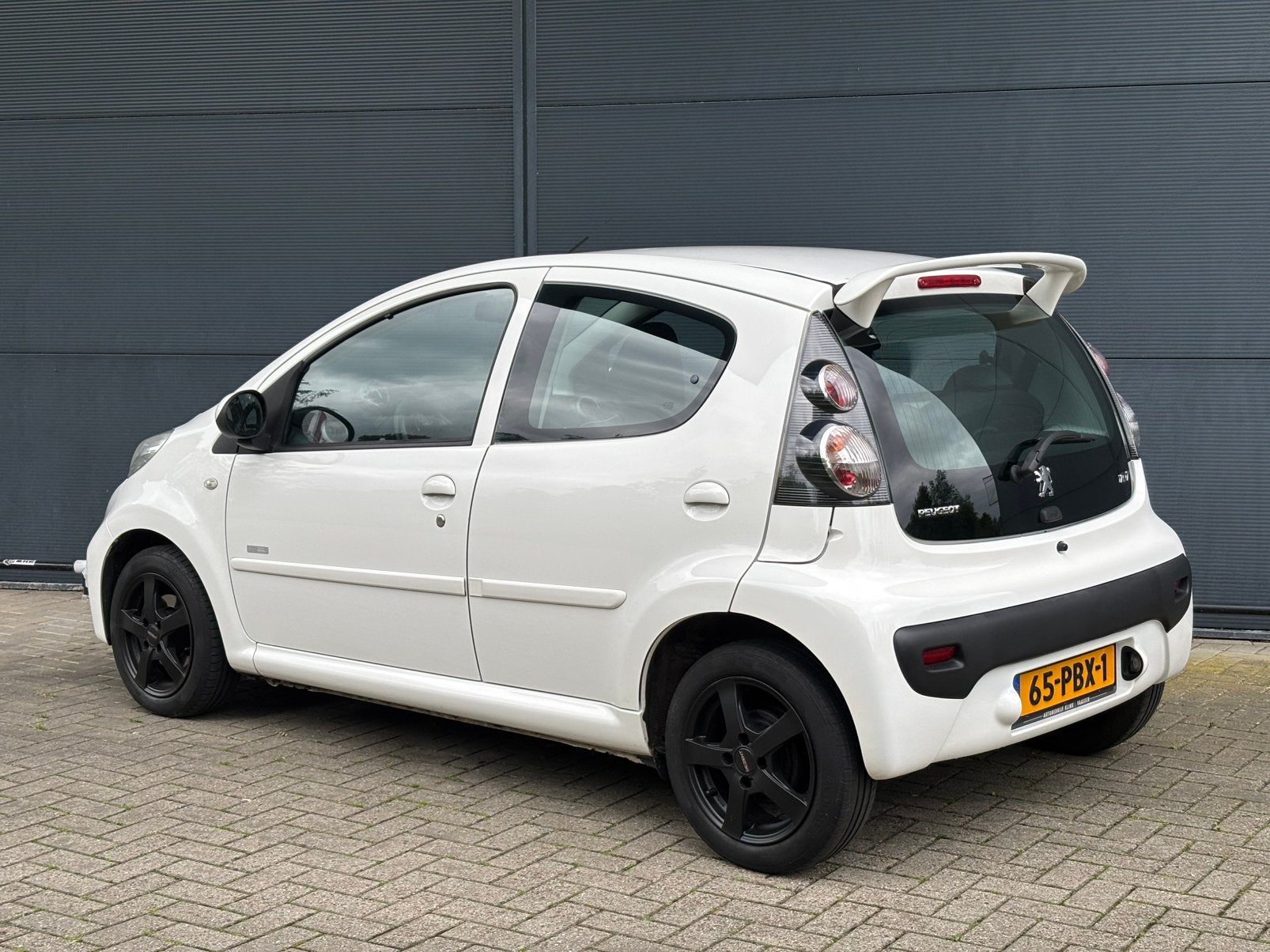 Peugeot 107 1.0 12V 5DR 2011 Wit NAP Airco, Voorwielaandrijving, USB, Stof, Zwart