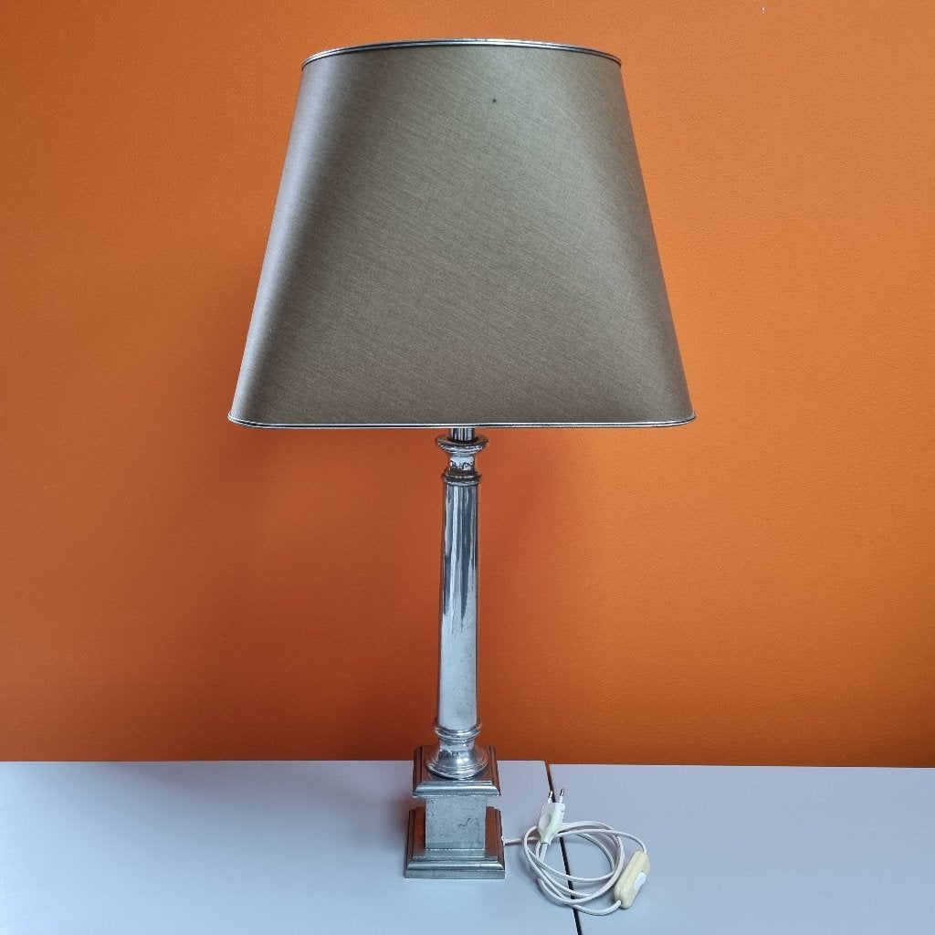 klassieke tafellamp met voet van edeltin, Huis en Inrichting, Lampen | Tafellampen, Gebruikt, Metaal, Overige materialen, E27 (groot)