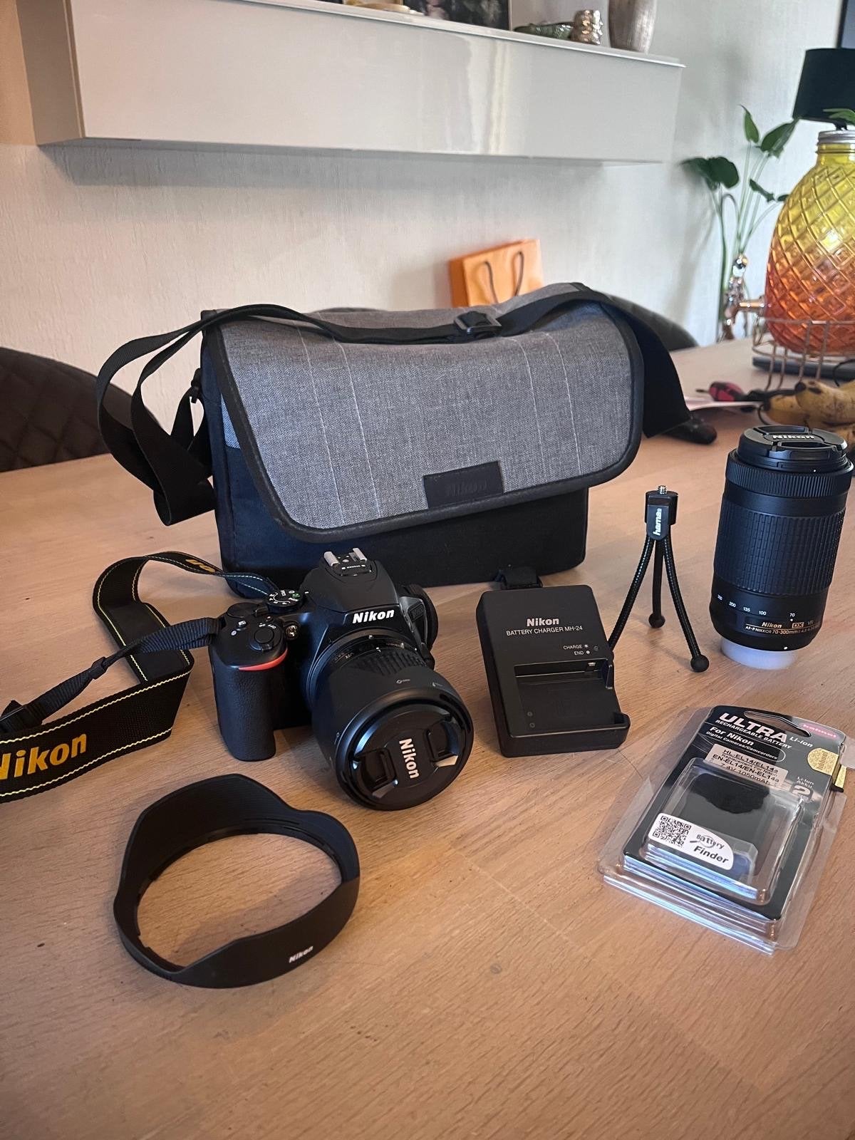 Nikon D5600 spiegelreflexcamera zo goed als nieuw met lenzen, Spiegelreflex, Ophalen of Verzenden, Zo goed als nieuw, Accu