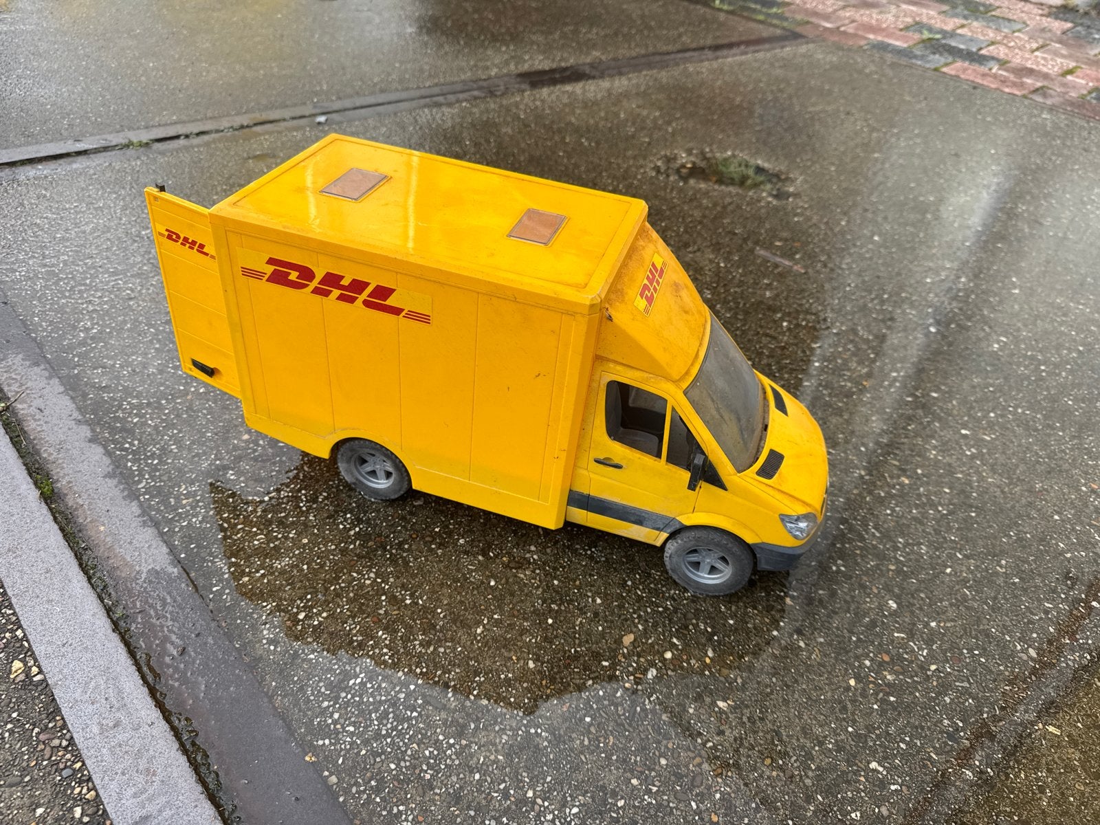 Bruder DHL bestelwagen met lichte schade, Ophalen of Verzenden, Gebruikt