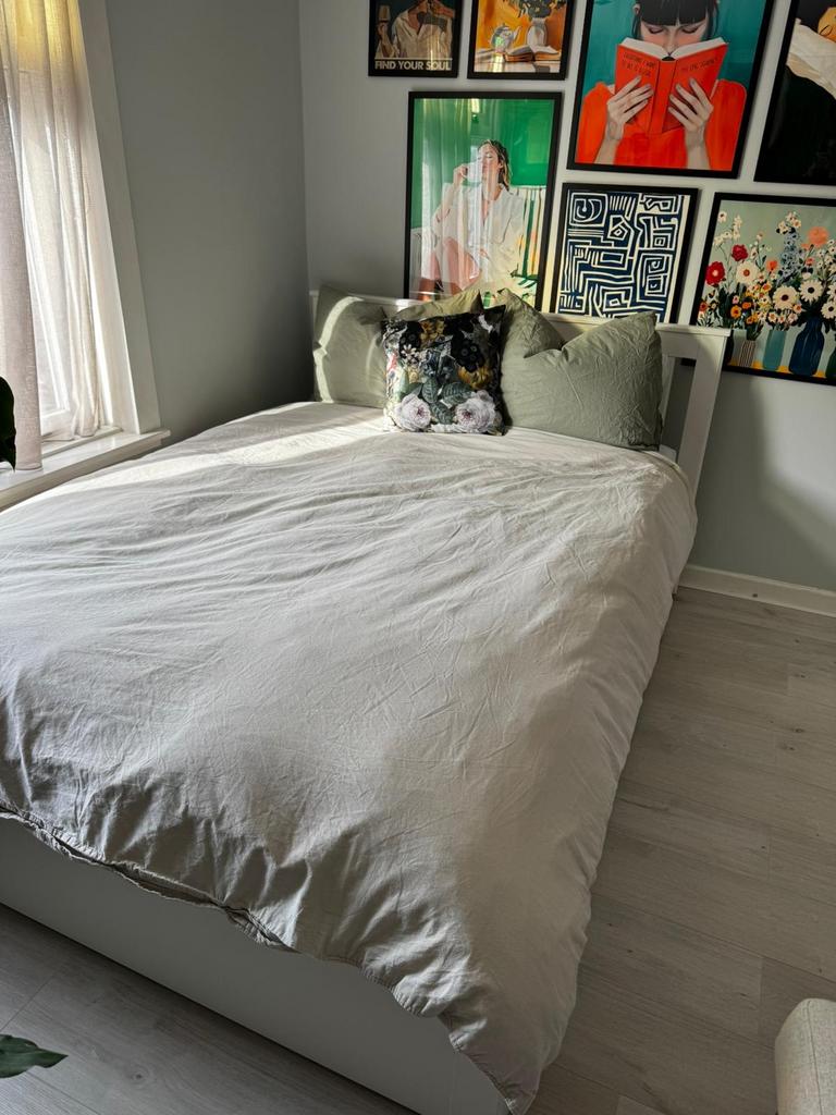 Ikea bedframe met matras - Zo goed als nieuw, Huis en Inrichting, Slaapkamer | Bedden, Ophalen, Wit, Tweepersoons, 140 cm