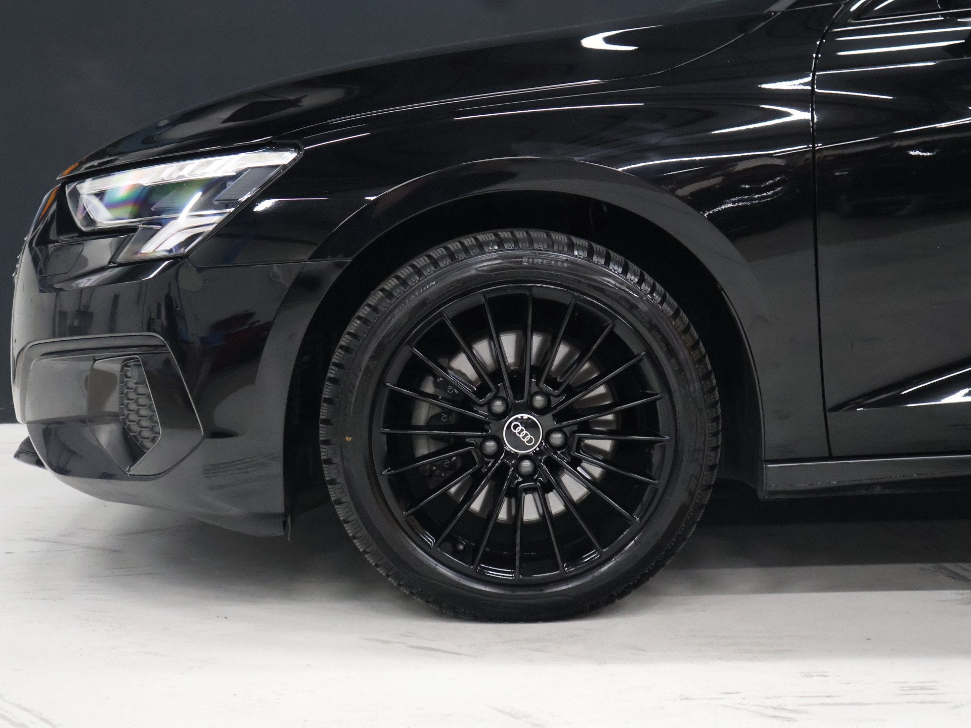 Audi A3 Limousine 30 TFSI Business edition [APPLE CARPLAY, V, Auto's, Dealer onderhouden, Gebruikt, Bedrijf, Grijs
