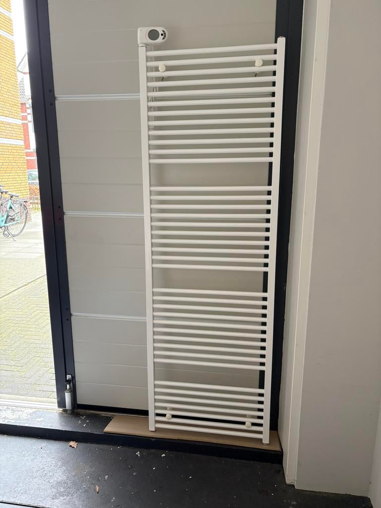 Selmo musa plus handdoekradiator, Doe-het-zelf en Verbouw, Verwarming en Radiatoren, Ophalen, Radiator, Zo goed als nieuw, 60 tot 150 cm