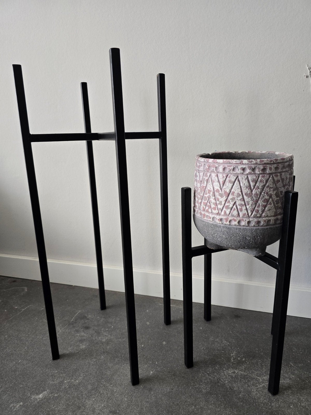 2x Mica Decorations plantenstandaards, Huis en Inrichting, Woonaccessoires | Vazen, Ophalen, Zwart, Zo goed als nieuw, Metaal