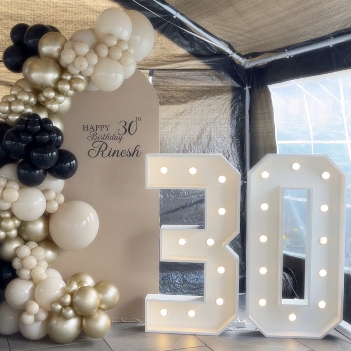 TE HUUR: backdrop/ verjaardag decoratie Ballonnen& Cijfers, Ophalen, Zo goed als nieuw, Verjaardag