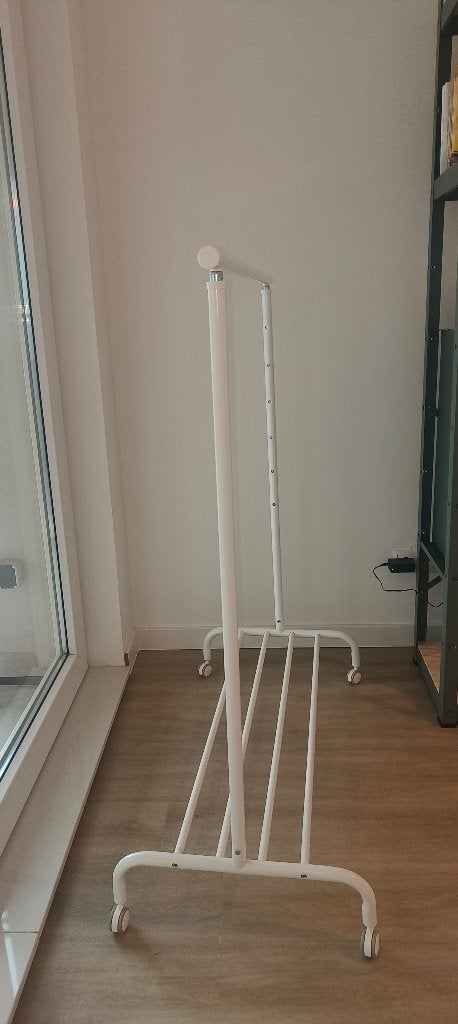 Handige kapstok wit met verstelbare hoogte en wieltjes, Ophalen, Gebruikt, Hout, Wandkapstok
