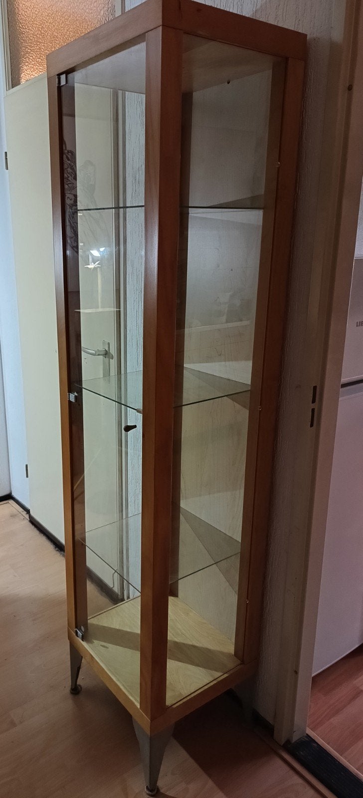 Glazen vitrinekast met houten frame, Huis en Inrichting, Ophalen, 50 tot 100 cm, Overige houtsoorten, Modern