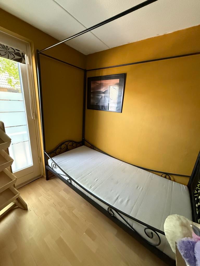 Hemelbed - Zwart metaal - Eenpersoons, Huis en Inrichting, Slaapkamer | Bedden, Ophalen, Gebruikt, 90 cm, Eenpersoons