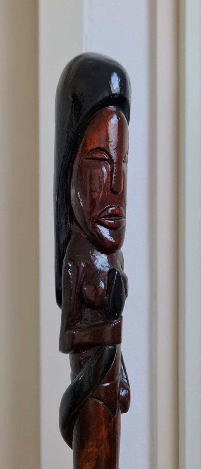 Houten beeld: Afrikaanse vrouw met slang omwikkeld gelakt, Antiek en Kunst, Bruin, Afrika, Handgemaakt, 50 cm