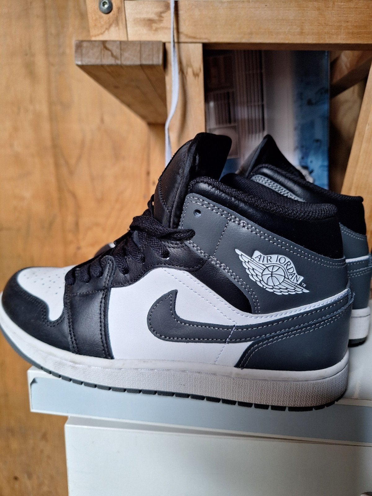 Jordan 1 Mid Shadow Red - Maat 41, Kleding | Heren, Schoenen, Ophalen of Verzenden, Zo goed als nieuw, Zwart