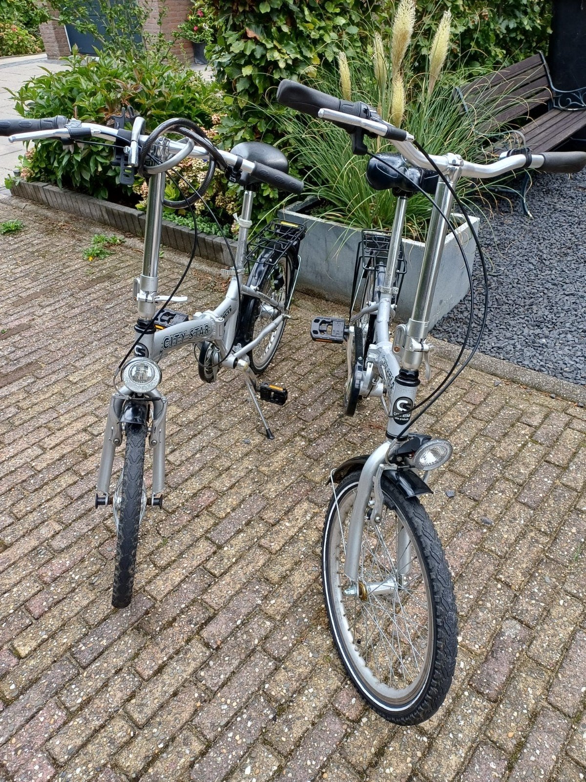 Twee zilverkleurige City Star vouwfietsen met reistassen, Fietsen en Brommers, Fietsen | Vouwfietsen, Gebruikt, Ophalen, Overige merken