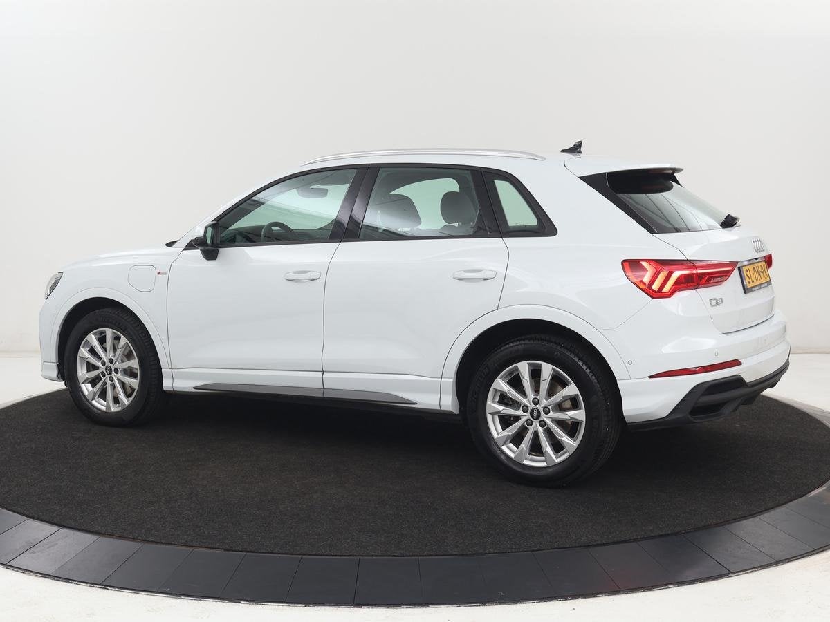 Audi Q3 45 TFSIe S edition | SOH 88% | Sportstoelen | Carpla, Auto's, Gebruikt, Leder en Stof, Wit, Hybride Elektrisch/Benzine