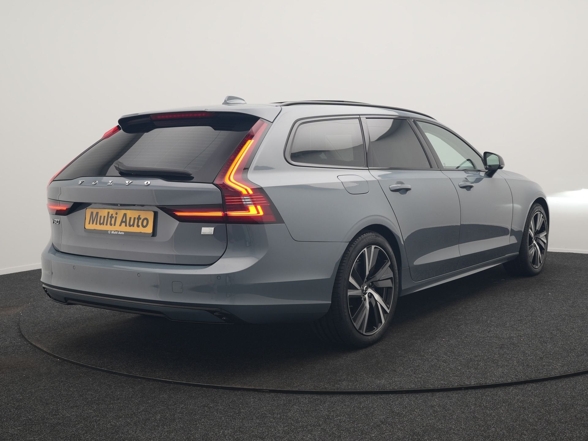 Volvo V90 T6 AWD Plus Dark LONG RANGE PHEV 350pk Dealer O.H., Auto's, Automaat, Zwart, 4 cilinders, 125 km/l