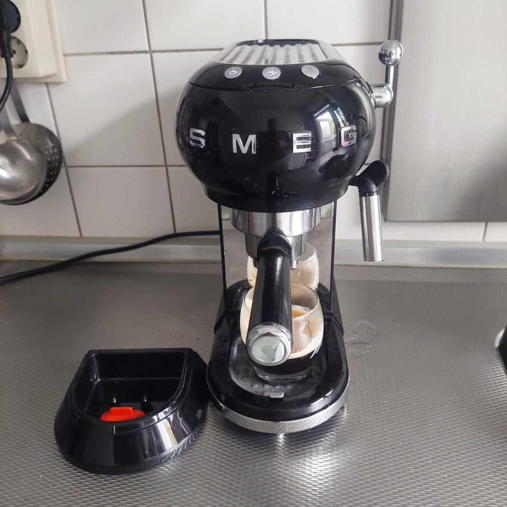 Te koop smeg koffiemachine +delonghi koffiemolen, Witgoed en Apparatuur, Koffiezetapparaten, 10 kopjes of meer, Ophalen of Verzenden
