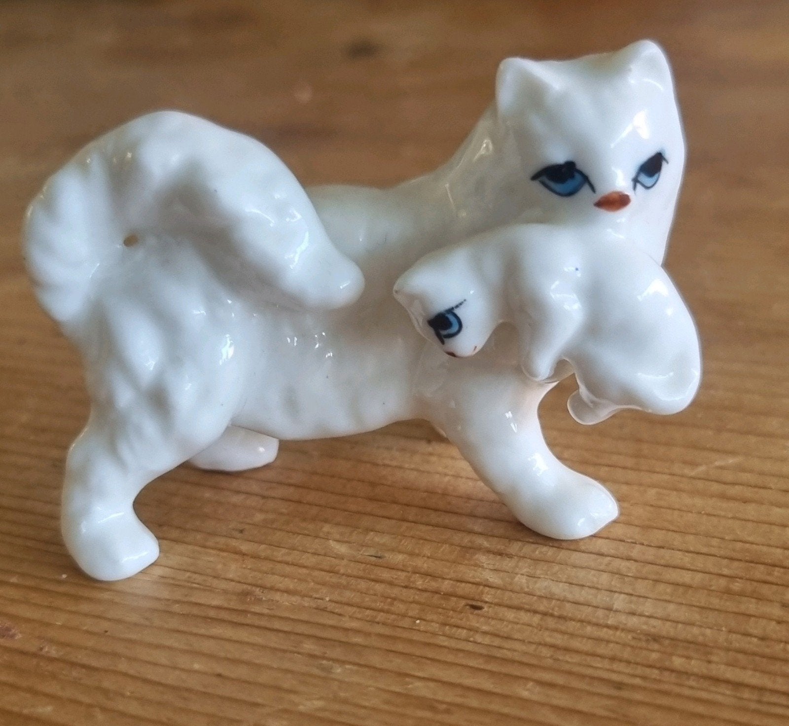 perzische kat met kitten in haar bek, zgan, Verzenden, Zo goed als nieuw, Dier