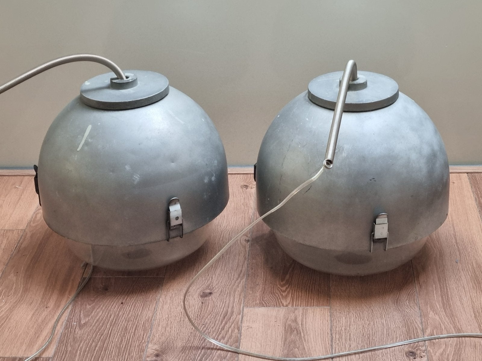 Set van 2 Vintage Industriële Hanglampen - Järnkonst AB, Huis en Inrichting, Ophalen, Gebruikt, Metaal, E27 (groot)