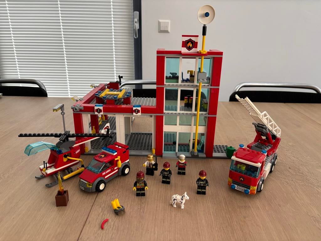 Lego City Brandweerkazerne 60004 met voertuigen en figuren, Lego, Ophalen of Verzenden, Compleet, Complete set
