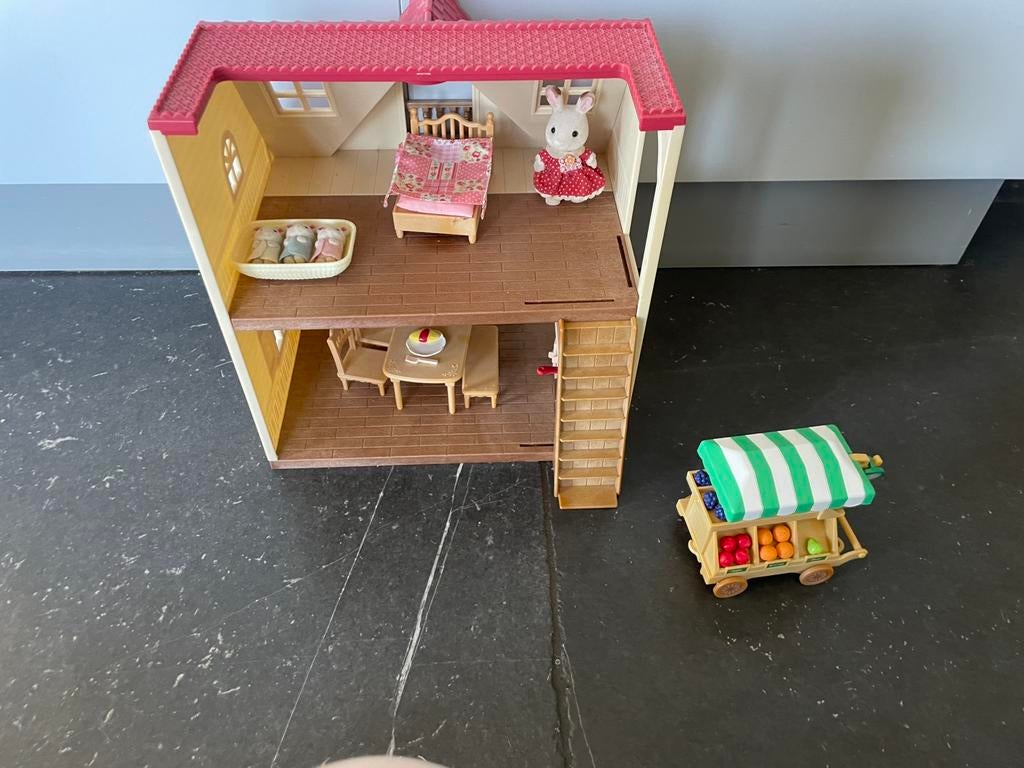 Sylvanian Families huis met meubels en fruitkraam, Ophalen of Verzenden, Zo goed als nieuw, Poppenhuis