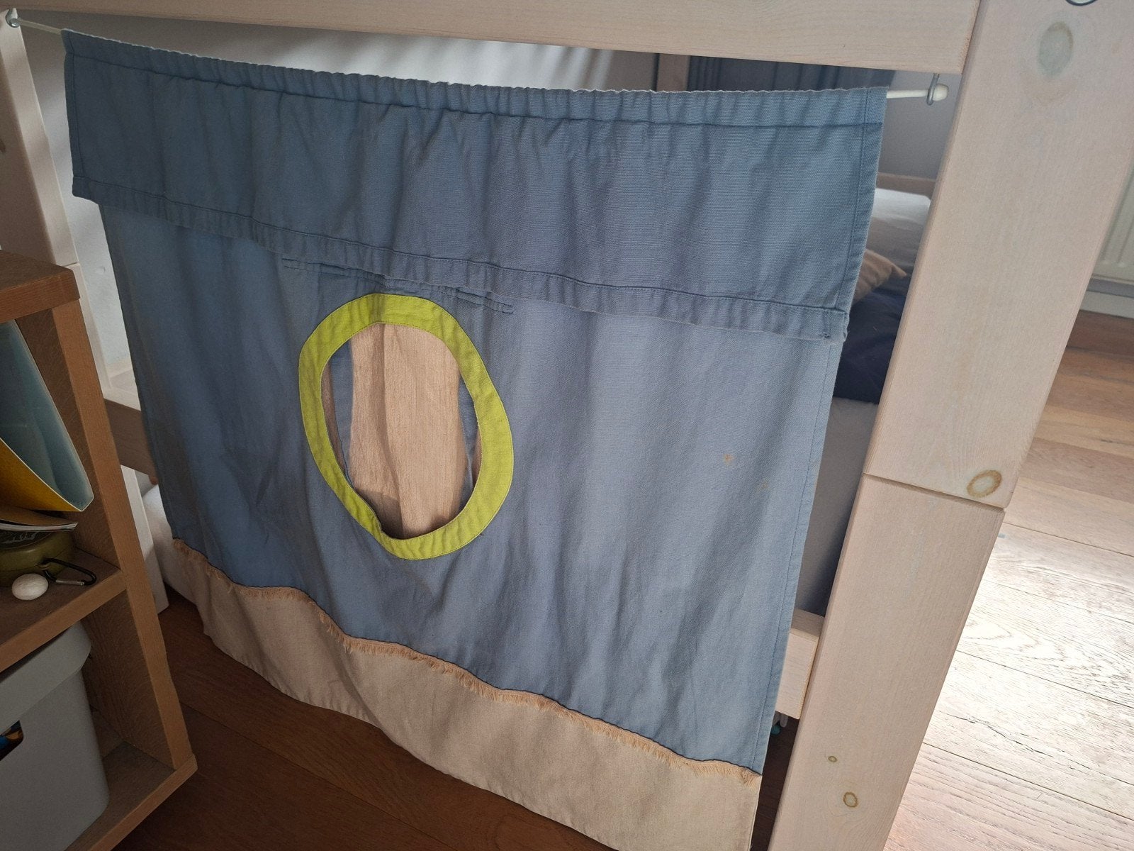 Speelgordijnen voor Lifetime bed - Licht verkleurd, Ophalen, Gordijnen of Lamellen, Ophangbaar, Blauw