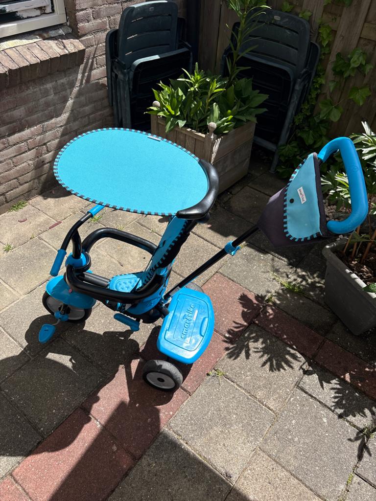 Smartrike duwfiets met zonneklep, bakje en tasje, Fietsen en Brommers, Fietsen | Driewielers, Ophalen, Gebruikt, Duwstang