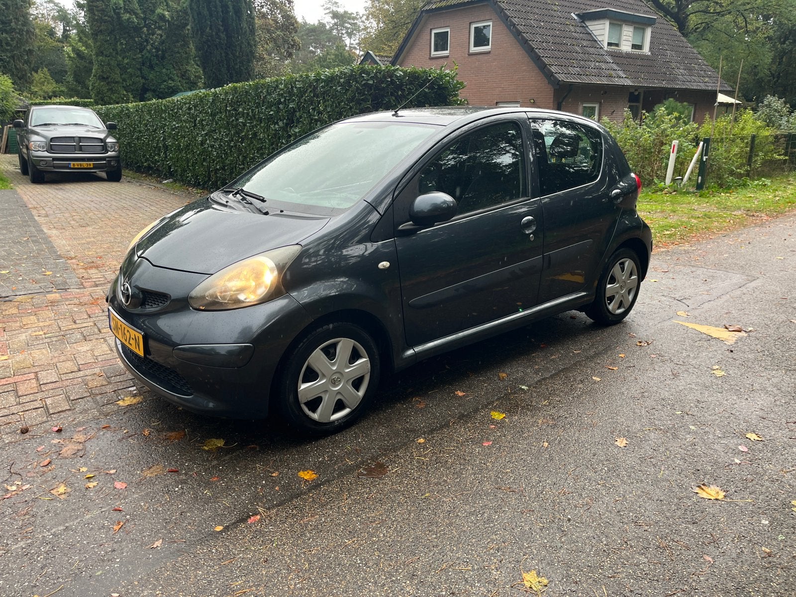 Toyota Aygo 1.0 12V Vvt-i 5DRS 2006 Grijs Carplay, Auto's, Voorwielaandrijving, Zwart, Elektrische ramen, 4 stoelen