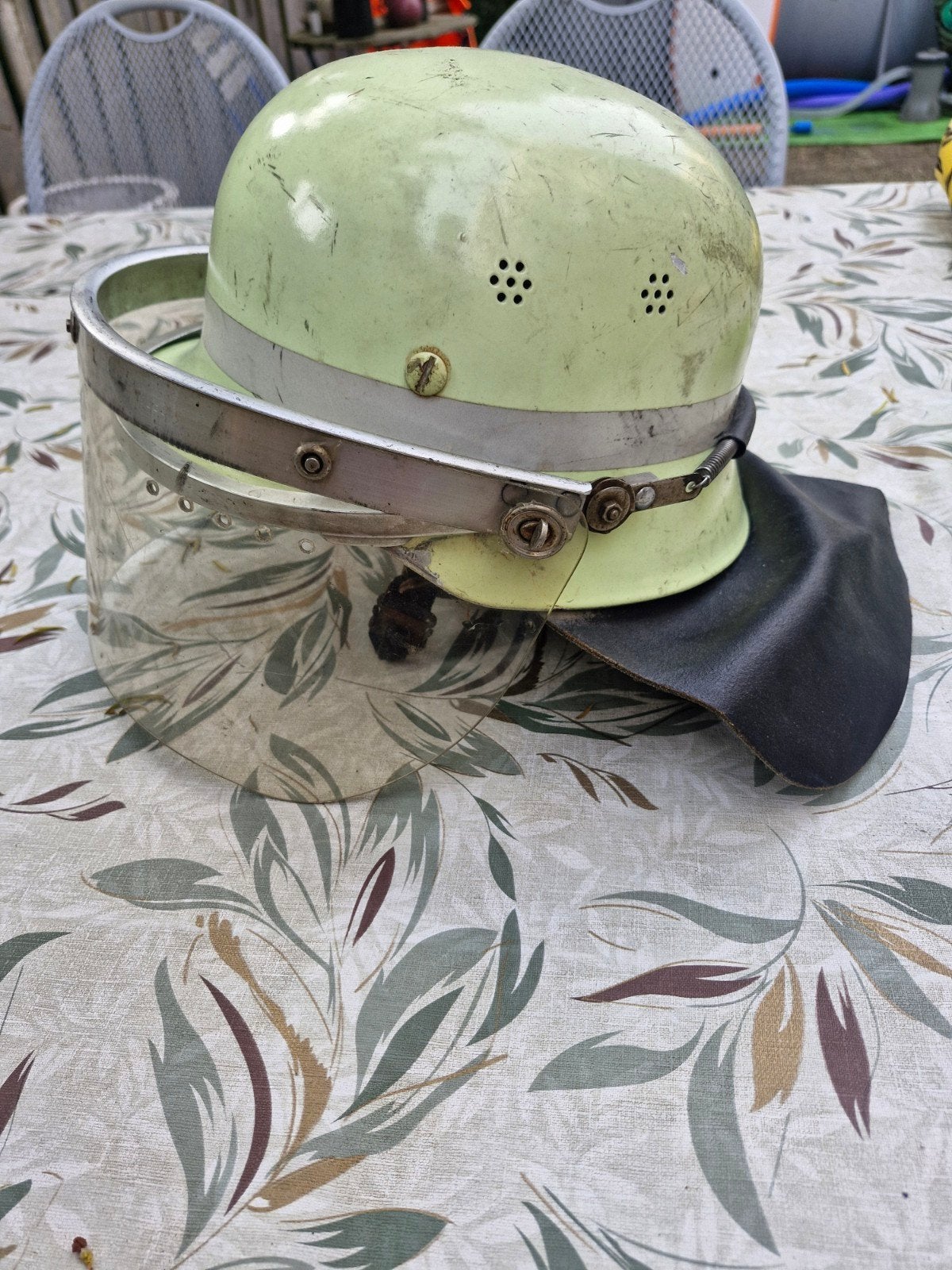 Vintage brandweerhelm met vizier en nekbeschermer, Verzamelen, Ophalen of Verzenden, Overige soorten, Overige gebieden, Helm of Baret