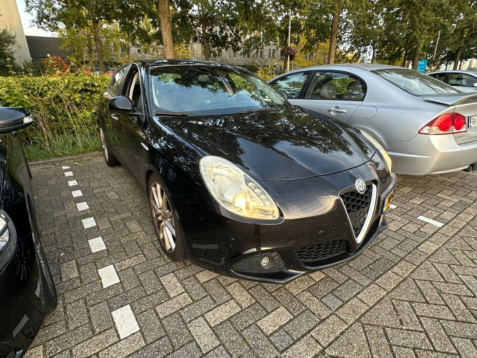 Alfa Romeo Giulietta 1.6 Jtdm 2011 Zwart, Voorwielaandrijving, 4 cilinders, Origineel Nederlands, 140 €/maand