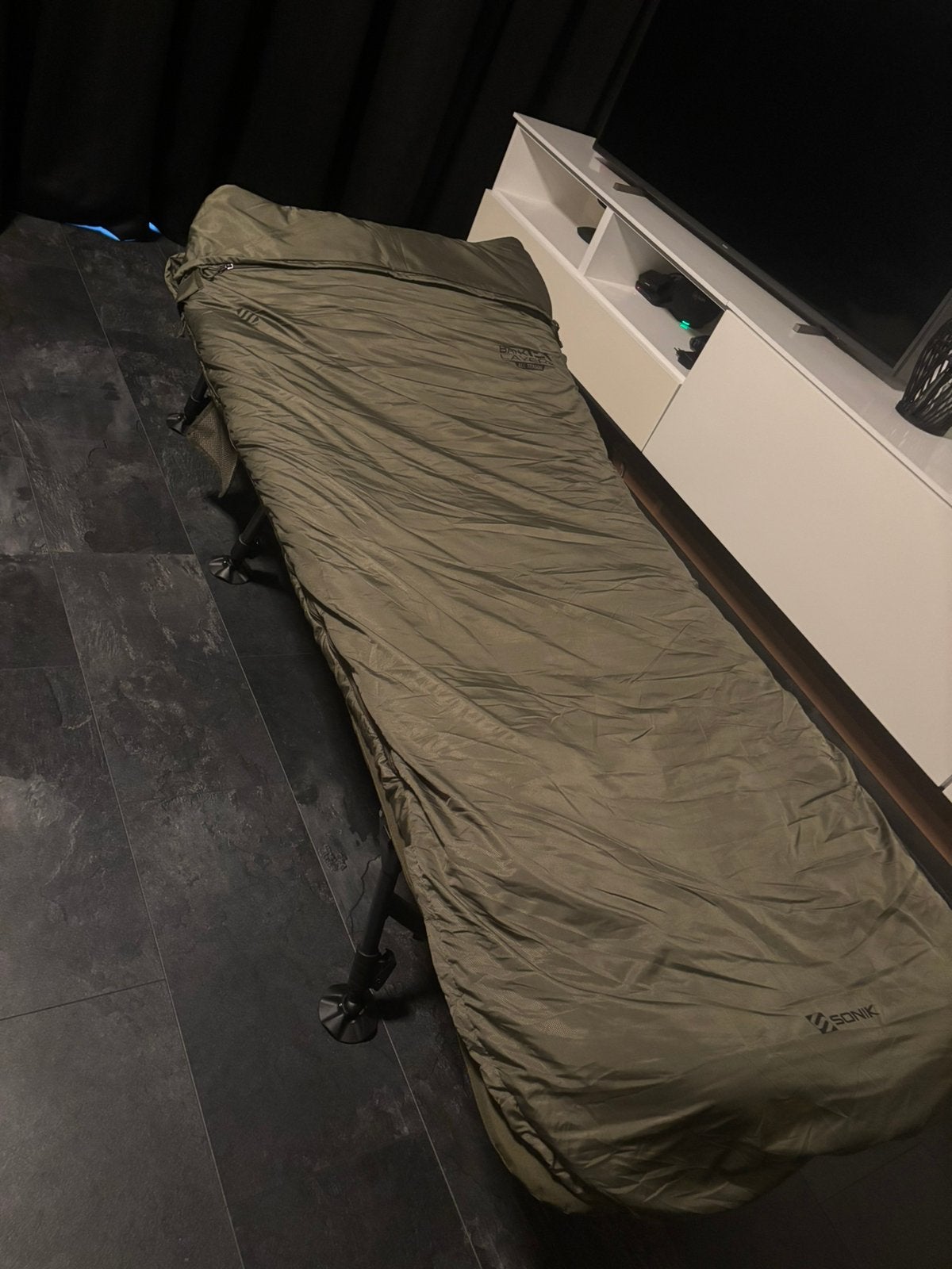 SONIK BANK TEK STRETCHER met ALL SEASON SLAAPZAK, Watersport en Boten, Hengelsport | Karpervissen, Ophalen, Zo goed als nieuw