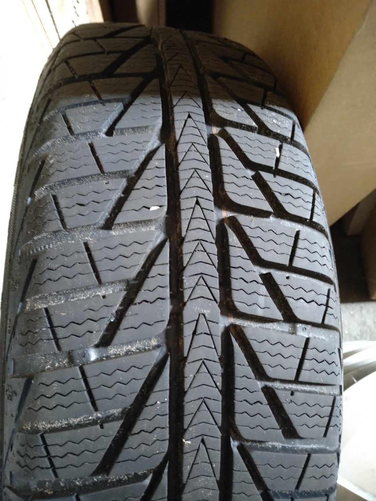 Renault ClioWinterbanden met velgen en wieldoppen 185/65 R15, Auto diversen, Wieldoppen, Ophalen of Verzenden, Zo goed als nieuw