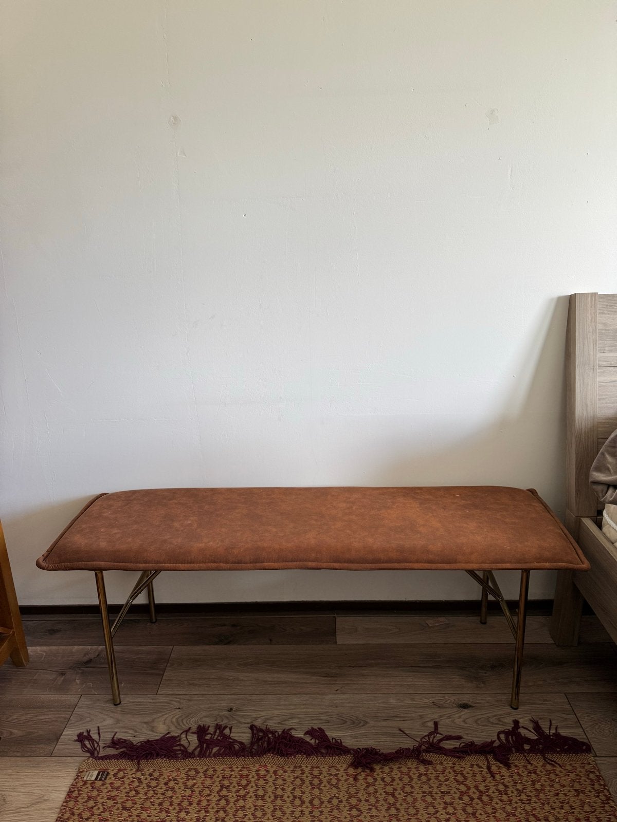 Stijlvolle slaapkamerbank - Bruin met gouden poten, Huis en Inrichting, Stoelen, Ophalen, Bruin, Zo goed als nieuw, Eén