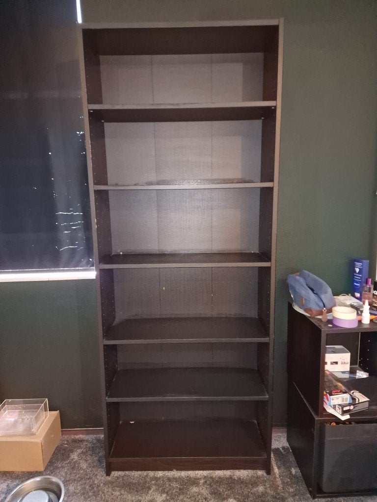 GRATIS Hoge zwarte/zwartbruine boekenkast (IKEA Billy), Huis en Inrichting, Kasten | Boekenkasten, Ophalen, Met plank(en), Gebruikt