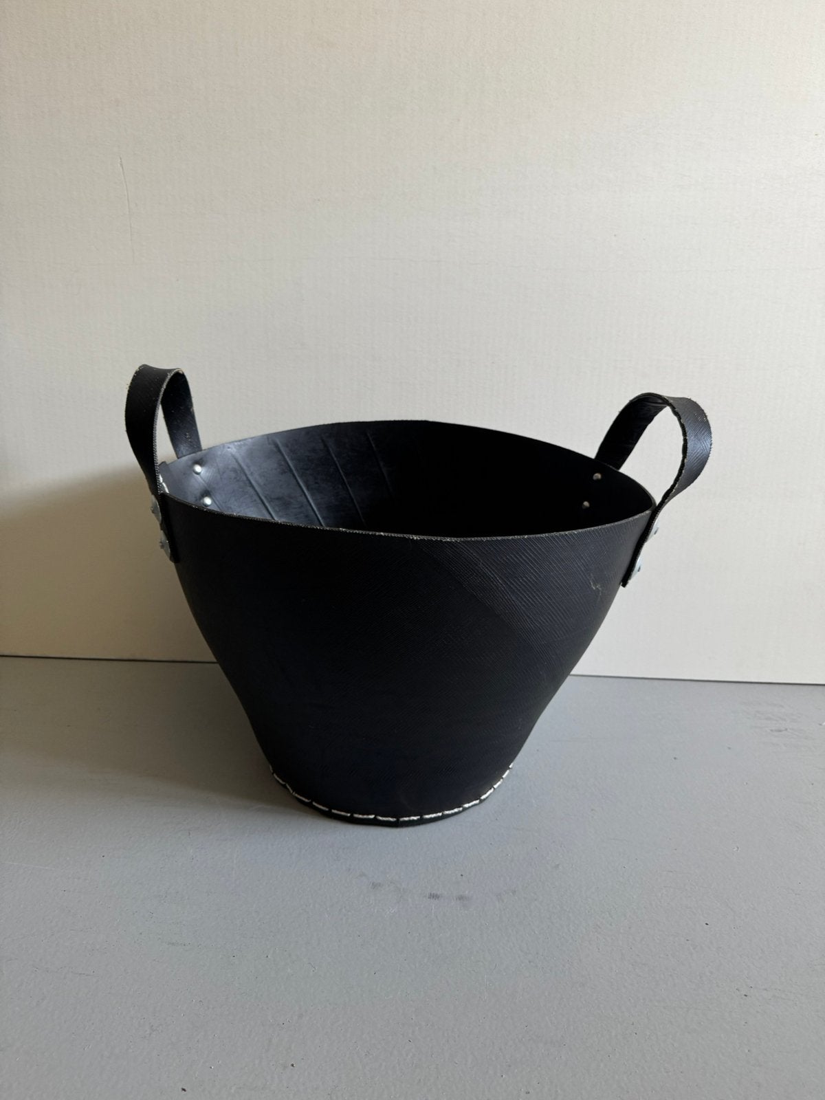 Mand zwart, Huis en Inrichting, Woonaccessoires | Schalen en Manden, Ophalen, Zo goed als nieuw, Rond, Overige materialen