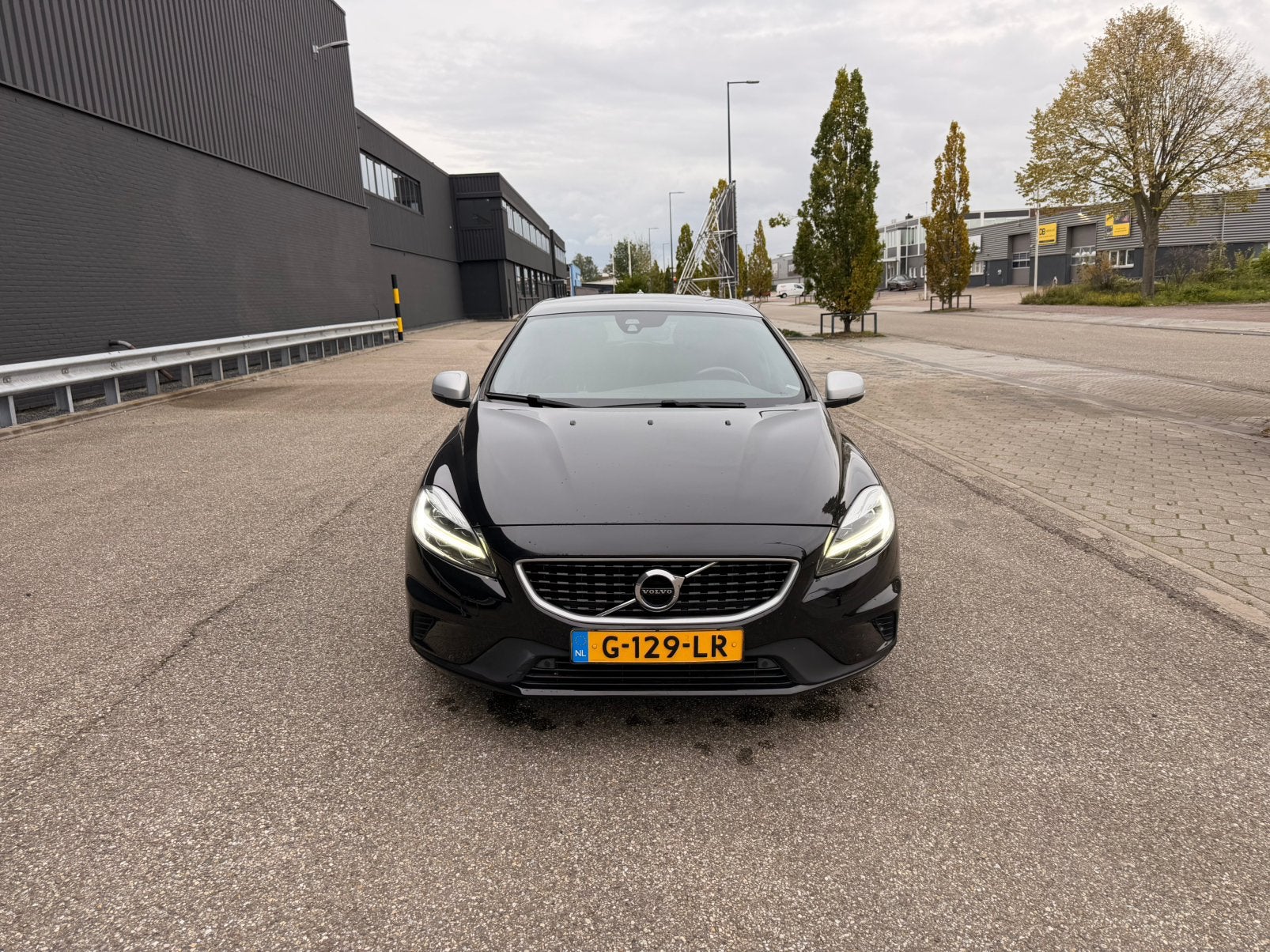 Volvo V40 1.5 T3 152PK Geartronic 2019 Zwart - R Design, 1498 cc, Zwart, 4 cilinders, 700 kg