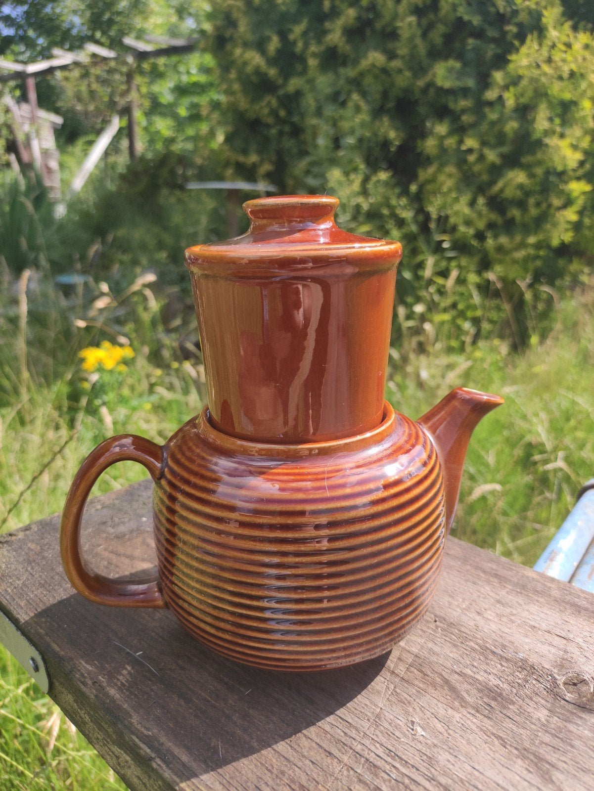 Vintage theepot met filter - Bruin keramiek, 0.7L, Theepot/fluitketel, Gebruikt, Ophalen of Verzenden, Steen/keramiek