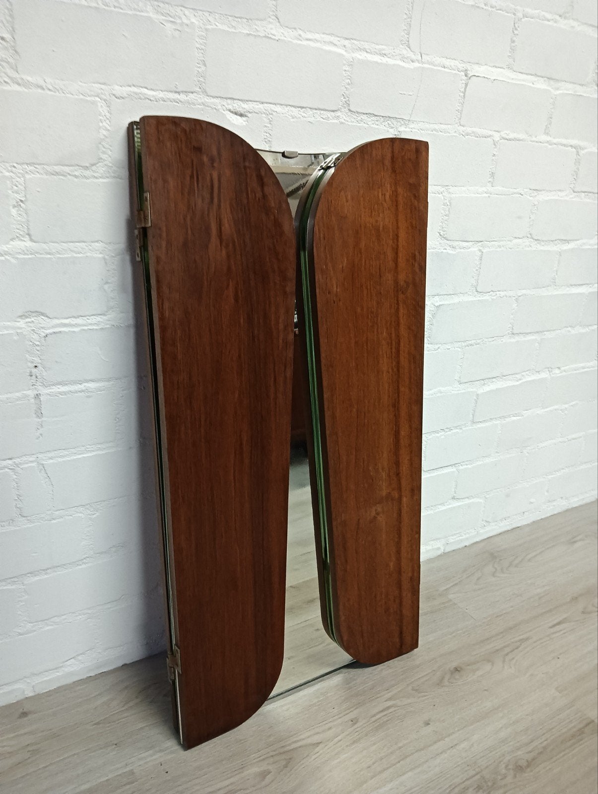 Vintage spiegel met houten zijpanelen, Ophalen, Rechthoekig, 50 tot 100 cm, Minder dan 100 cm