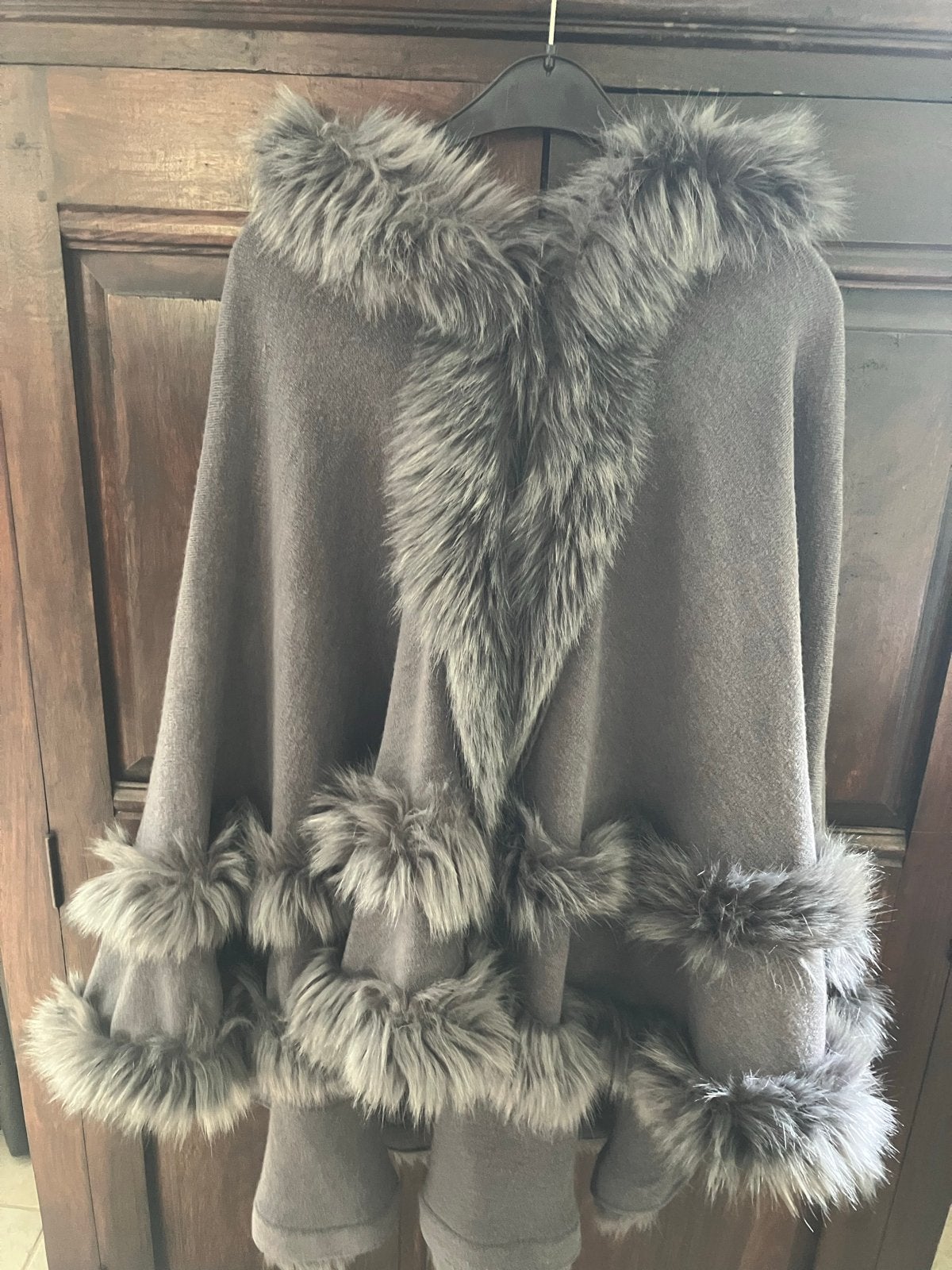 Grijze mantel cape poncho met imitatiebont, Ophalen of Verzenden, Zo goed als nieuw, Maat 42/44 (L), Grijs