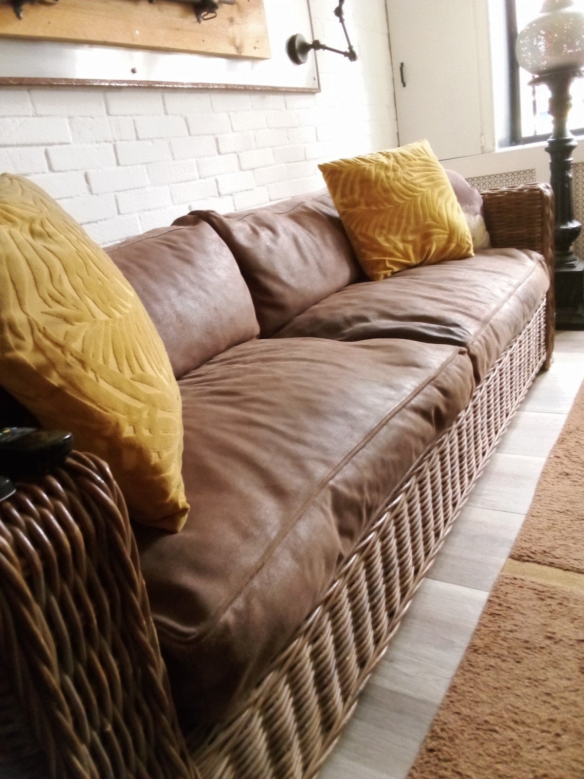 Leren bank met rieten onderstel, Huis en Inrichting, Ophalen, Gebruikt, Driepersoons, 75 tot 100 cm