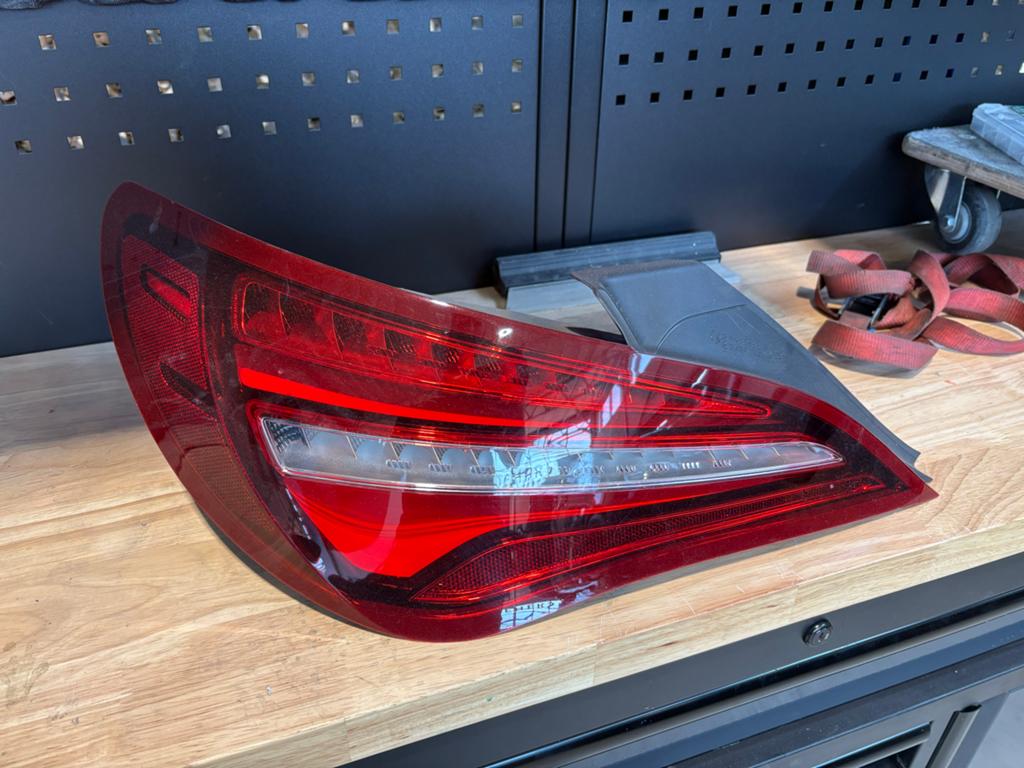 Mercedes CLA achterlicht links - hoekje afgebroken, Ophalen of Verzenden, Gebruikt, Mercedes-Benz