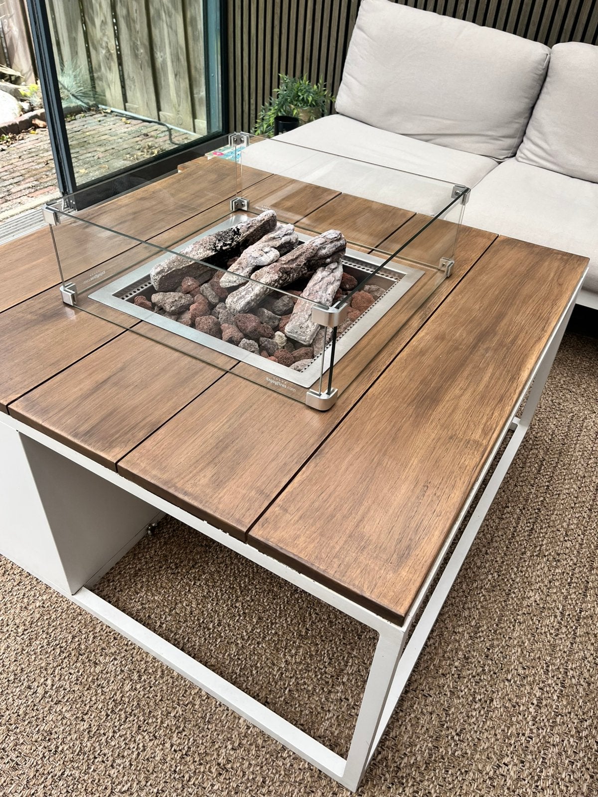 Cosi Fire Vuurtafel met extras; lavastenen, “hout”, gasfles, Ophalen, Gebruikt