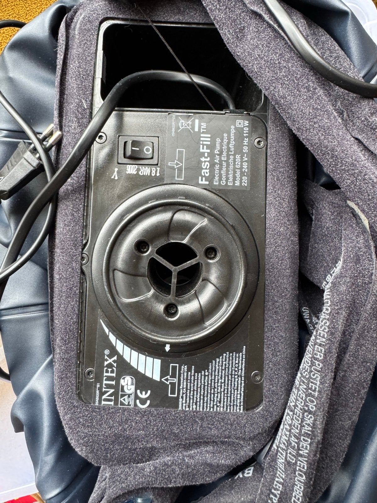 Intex Luchtbed met Ingebouwde Pomp, Caravans en Kamperen, Luchtbedden, Ophalen, Ingebouwde pomp, Zo goed als nieuw, 1-persoons